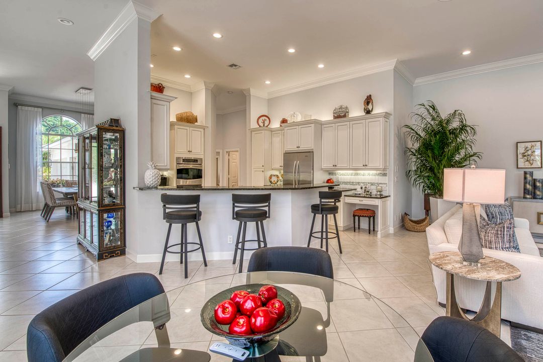 合同活跃: $2,400,000 (3 贝兹, 3 浴室, 3055 平方英尺)