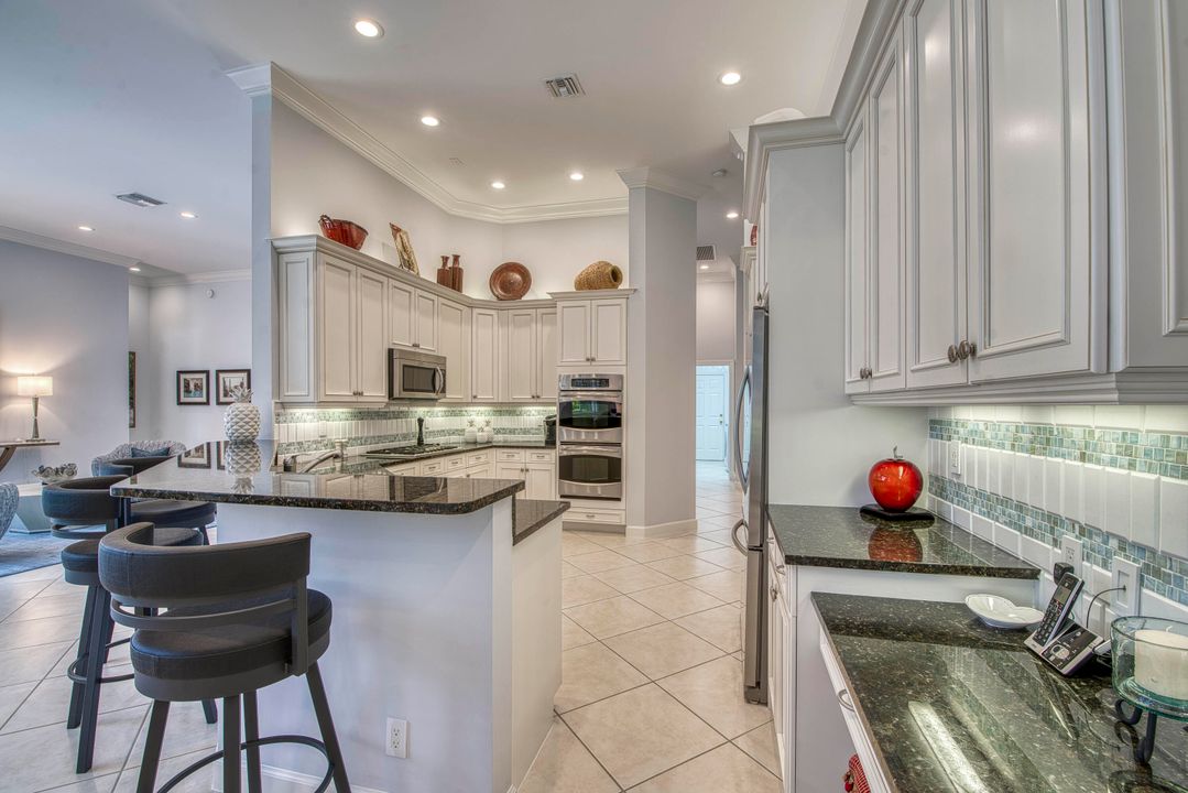 合同活跃: $2,400,000 (3 贝兹, 3 浴室, 3055 平方英尺)