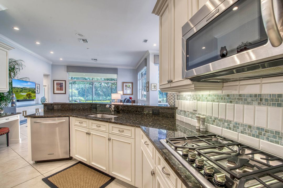 合同活跃: $2,400,000 (3 贝兹, 3 浴室, 3055 平方英尺)