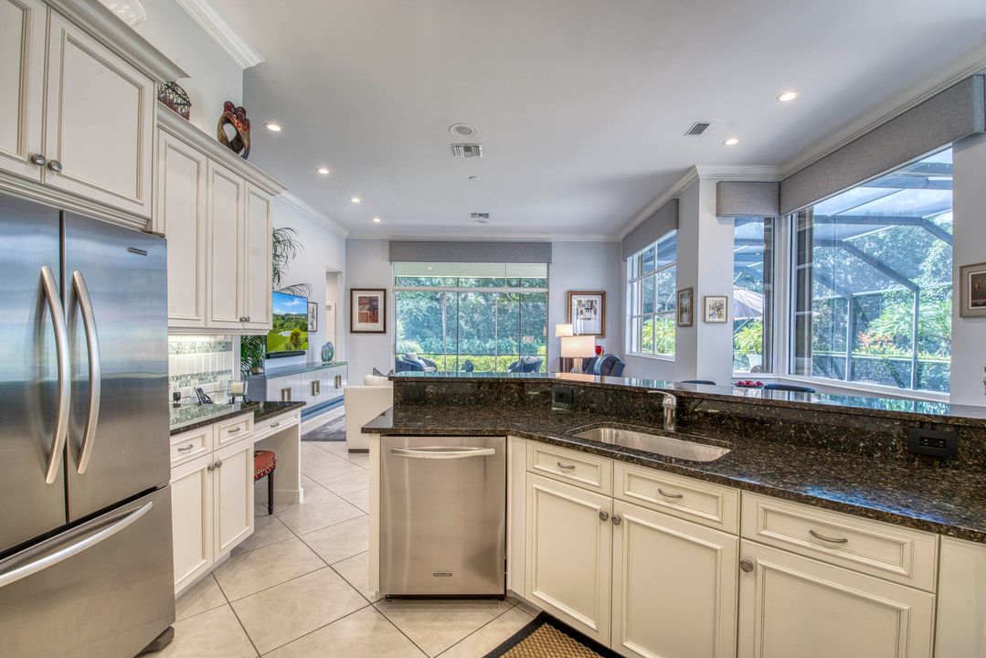 合同活跃: $2,400,000 (3 贝兹, 3 浴室, 3055 平方英尺)