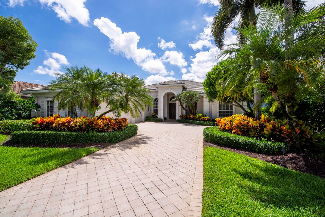 合同活跃: $2,400,000 (3 贝兹, 3 浴室, 3055 平方英尺)