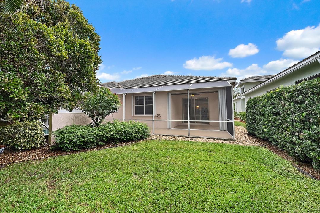 Под контрактом: $435,000 (3 спален, 2 ванн, 1549 Квадратных фут)