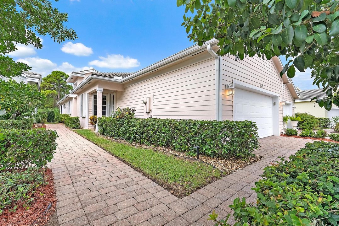 Под контрактом: $435,000 (3 спален, 2 ванн, 1549 Квадратных фут)