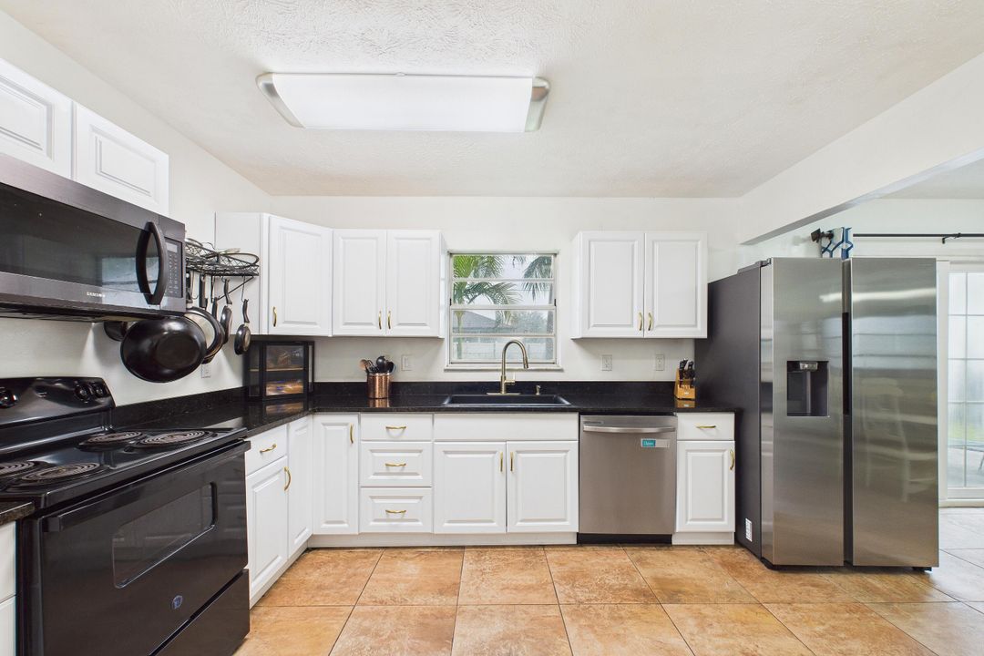 Под контрактом: $325,000 (4 спален, 2 ванн, 1635 Квадратных фут)