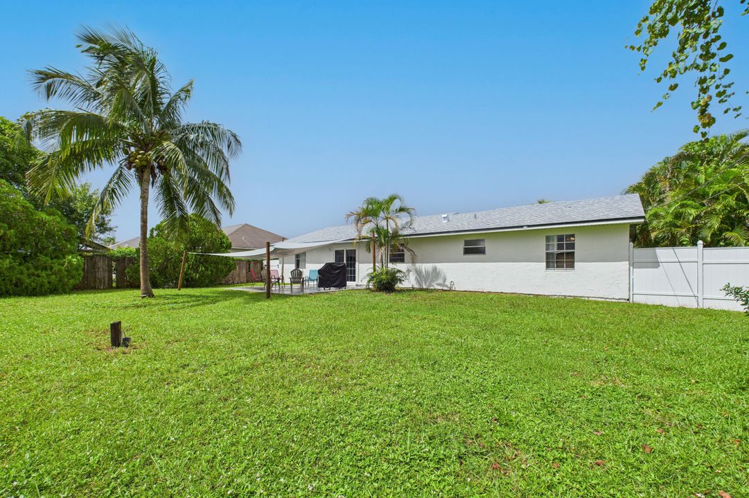 Под контрактом: $325,000 (4 спален, 2 ванн, 1635 Квадратных фут)