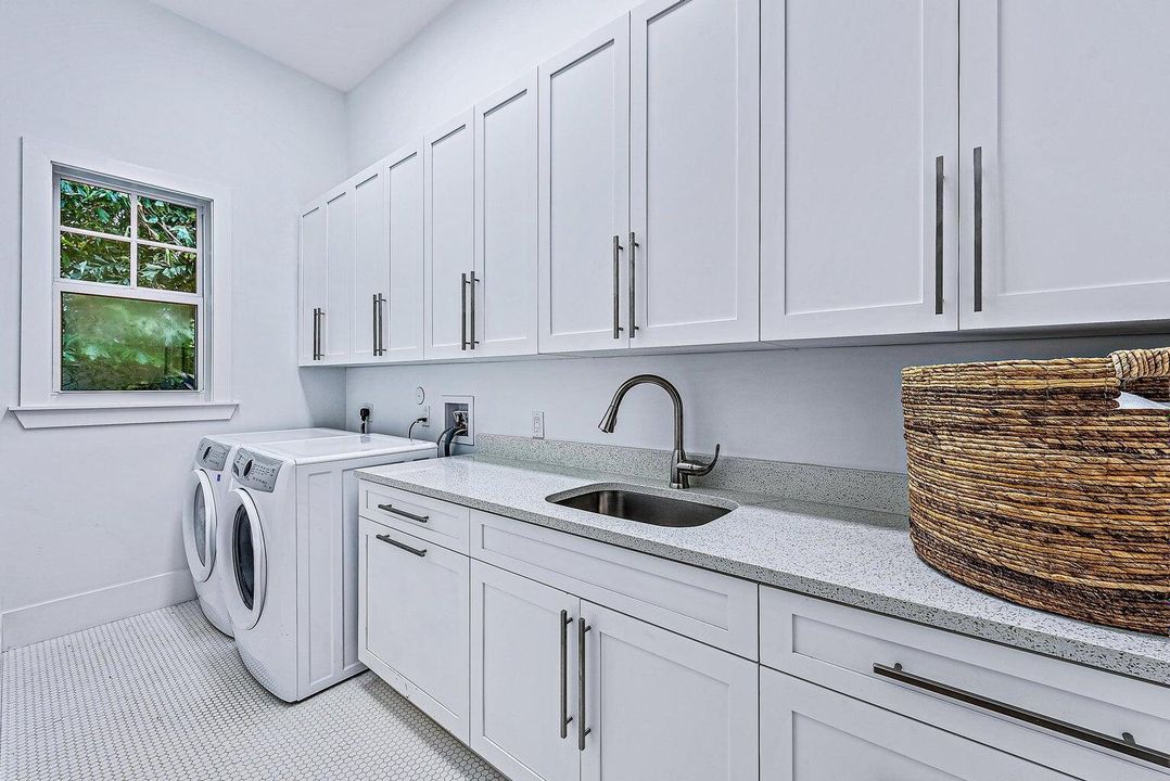 For Sale: $2,500,000 (5 beds, 4 baths, 3279 Square Feet)