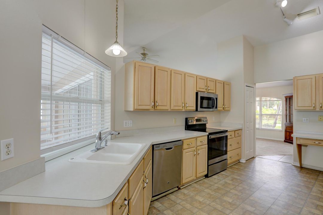 Под контрактом: $375,000 (3 спален, 2 ванн, 1848 Квадратных фут)