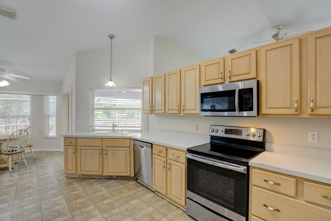 Под контрактом: $375,000 (3 спален, 2 ванн, 1848 Квадратных фут)