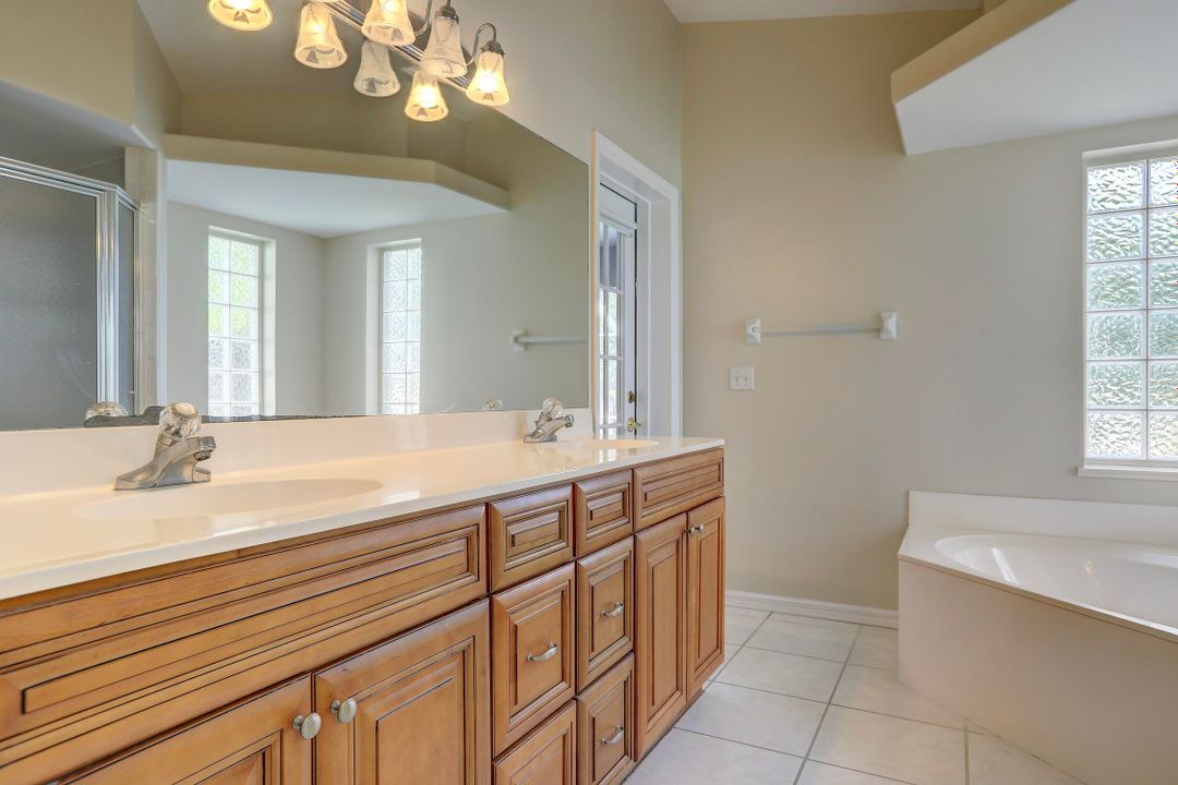 Под контрактом: $375,000 (3 спален, 2 ванн, 1848 Квадратных фут)