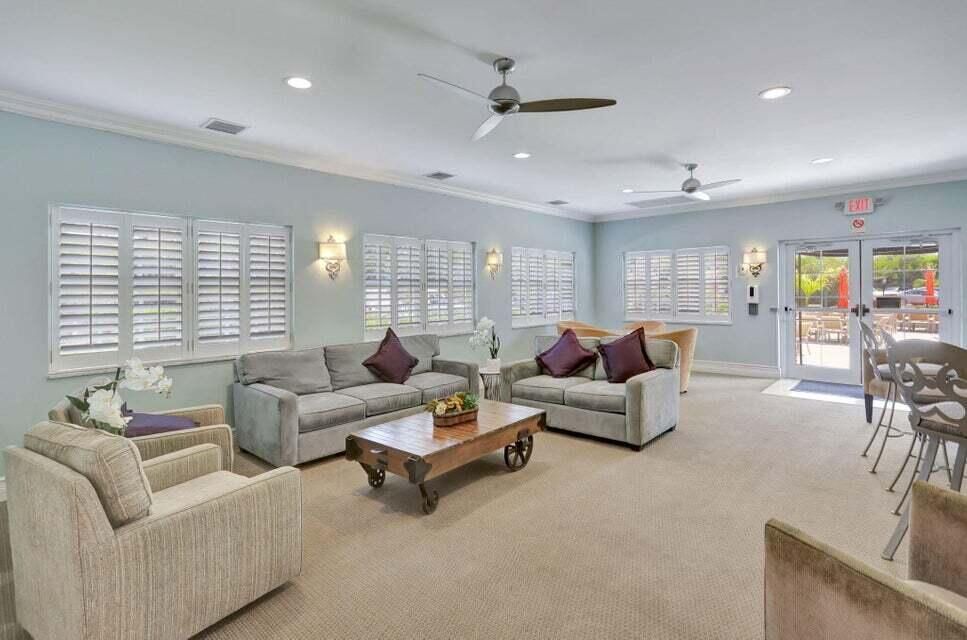 Под контрактом: $559,000 (2 спален, 2 ванн, 1186 Квадратных фут)