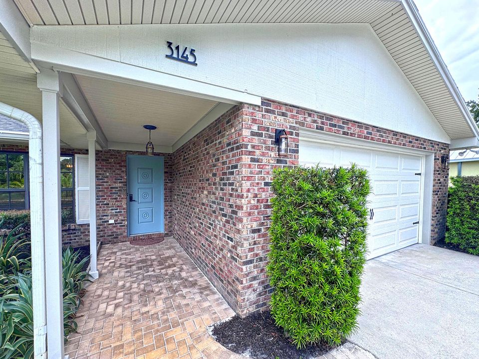 Active With Contract: $399,900 (3 beds, 2 baths, 1594 Square Feet)