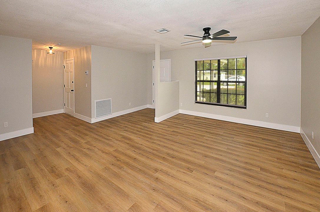 Active With Contract: $399,900 (3 beds, 2 baths, 1594 Square Feet)