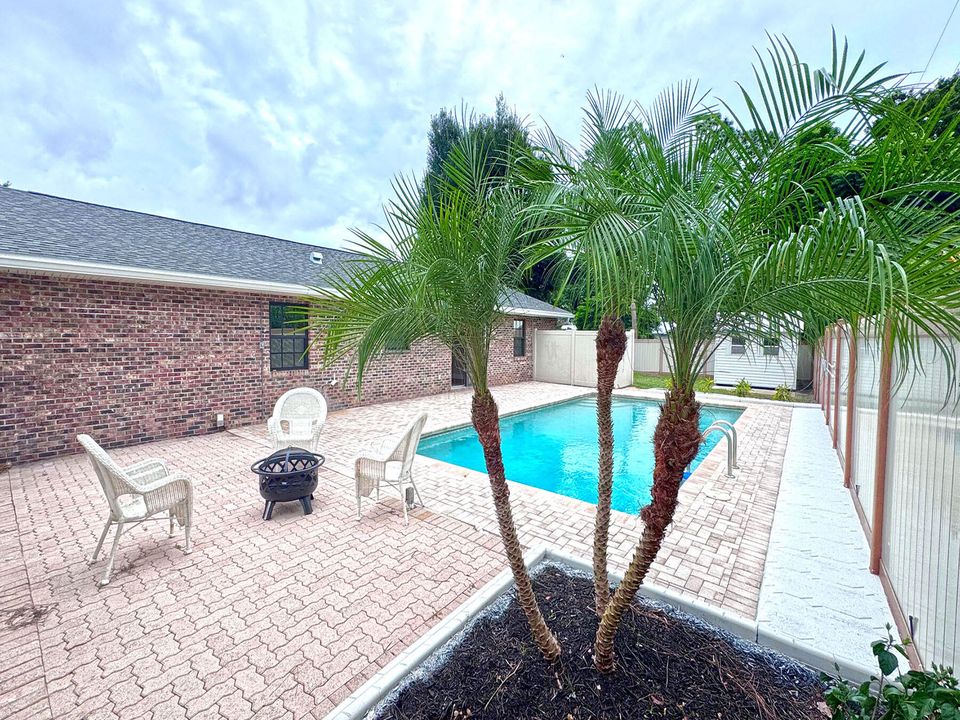 Active With Contract: $399,900 (3 beds, 2 baths, 1594 Square Feet)