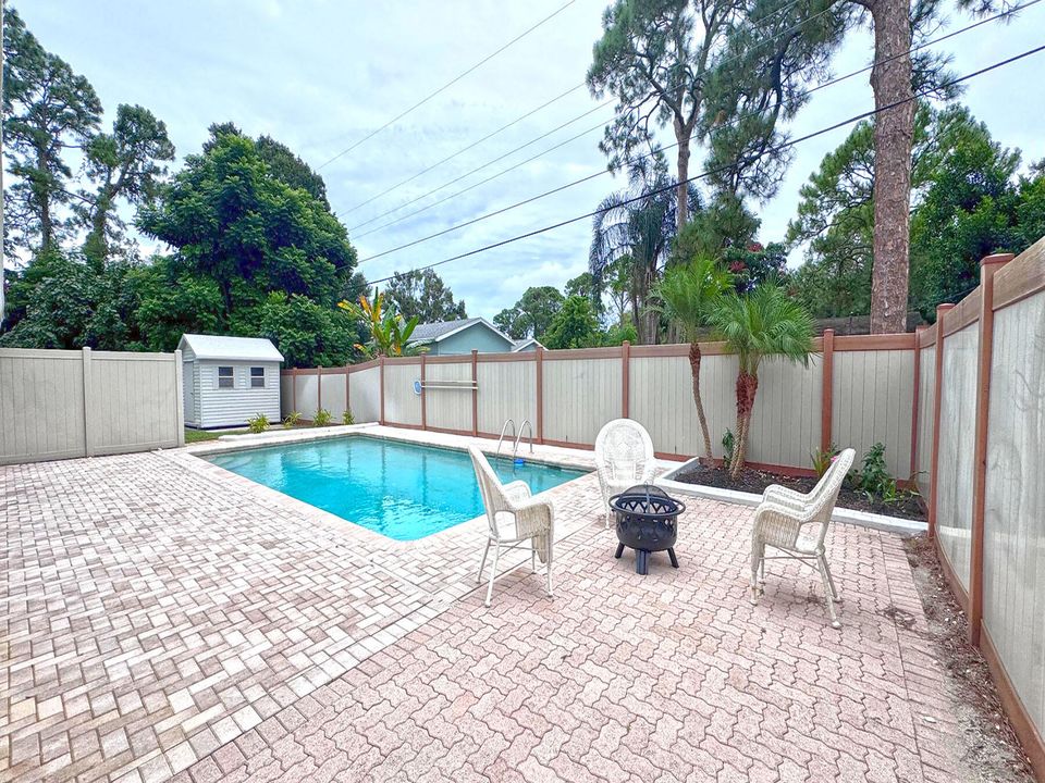 Active With Contract: $399,900 (3 beds, 2 baths, 1594 Square Feet)