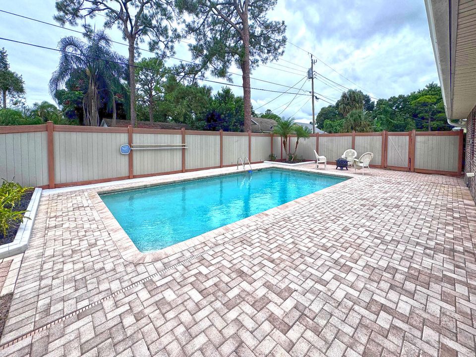 Active With Contract: $399,900 (3 beds, 2 baths, 1594 Square Feet)