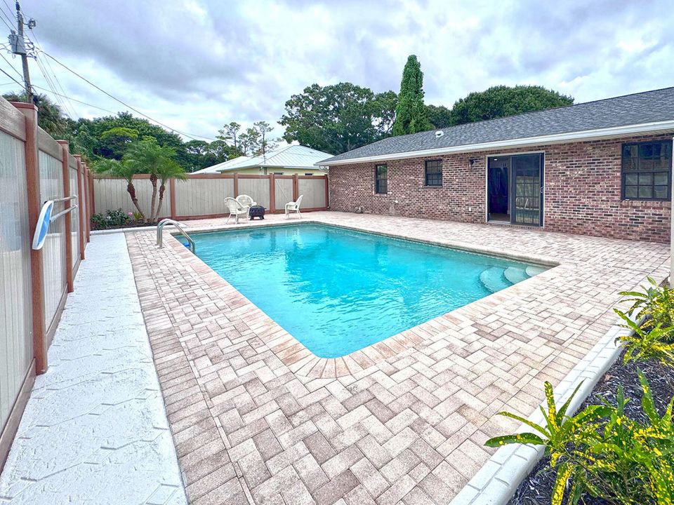 Active With Contract: $399,900 (3 beds, 2 baths, 1594 Square Feet)