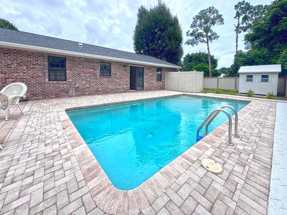 Active With Contract: $399,900 (3 beds, 2 baths, 1594 Square Feet)