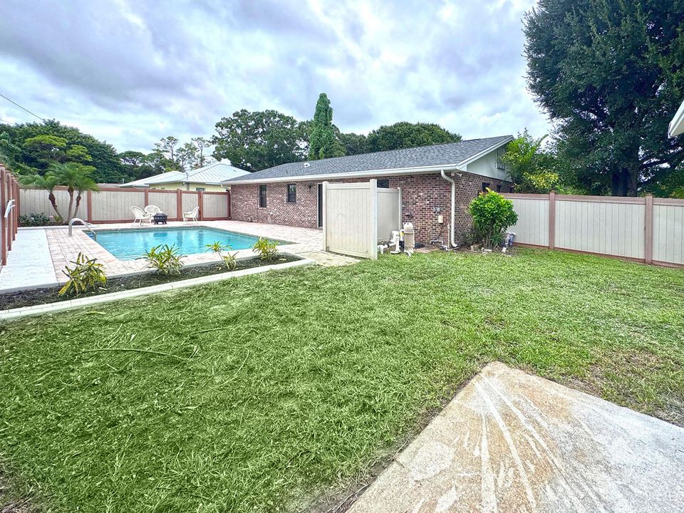 Active With Contract: $399,900 (3 beds, 2 baths, 1594 Square Feet)