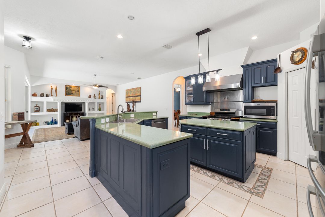 合同活跃: $698,900 (5 贝兹, 3 浴室, 3501 平方英尺)