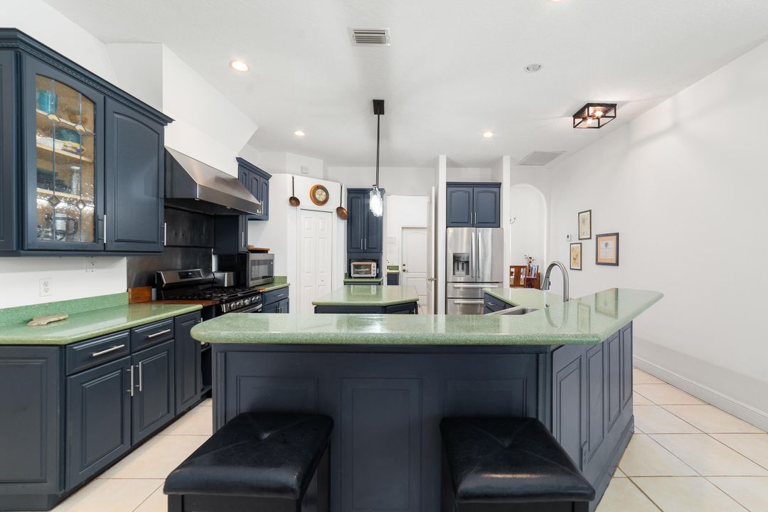 合同活跃: $698,900 (5 贝兹, 3 浴室, 3501 平方英尺)