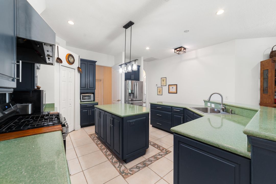 合同活跃: $698,900 (5 贝兹, 3 浴室, 3501 平方英尺)