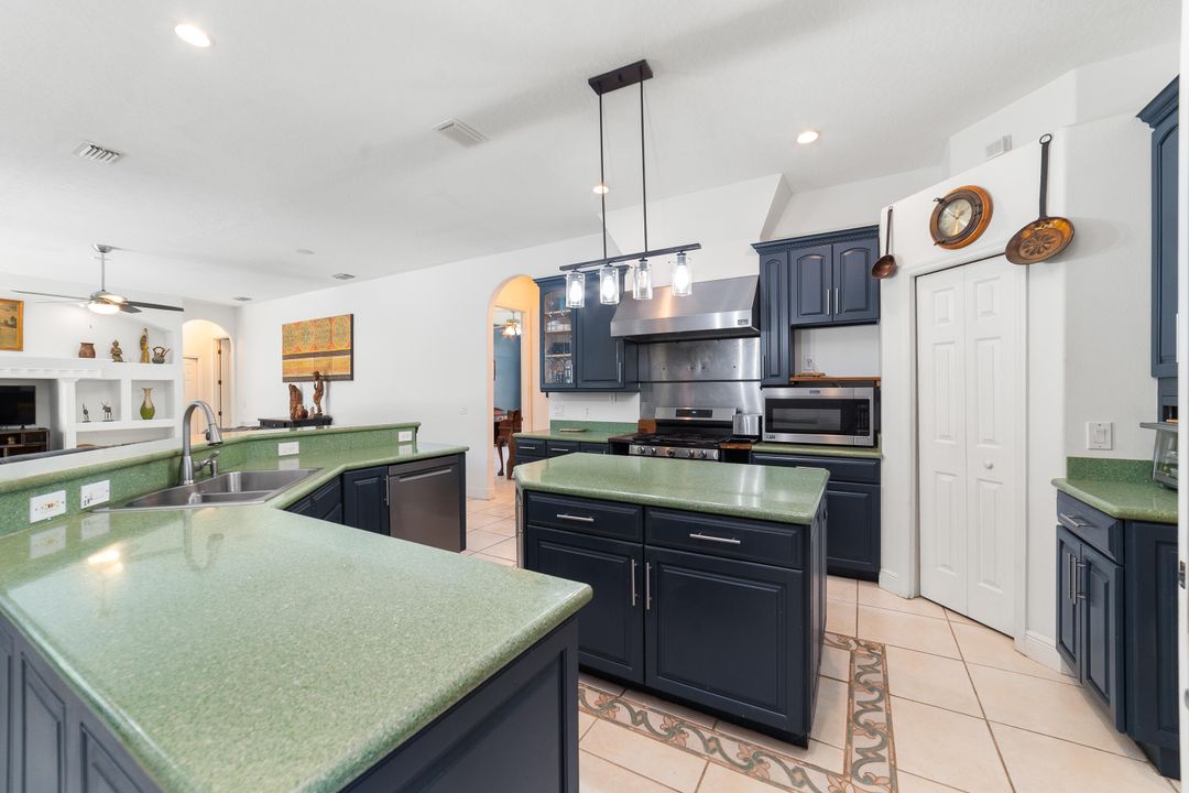 合同活跃: $698,900 (5 贝兹, 3 浴室, 3501 平方英尺)