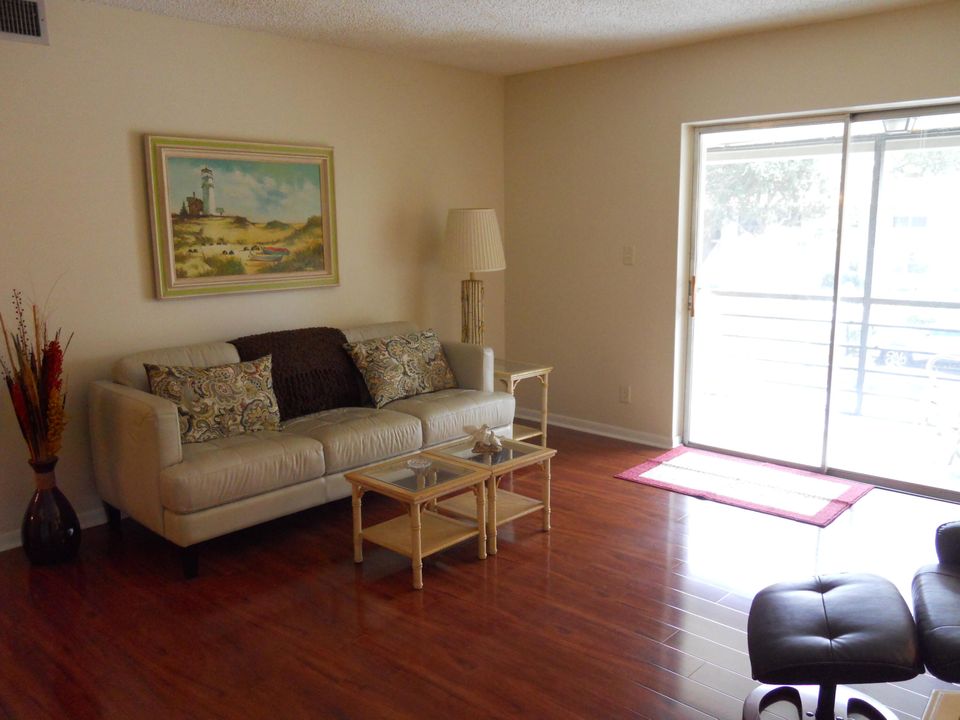 Activo con contrato: $235,000 (2 camas, 2 baños, 978 Pies cuadrados)