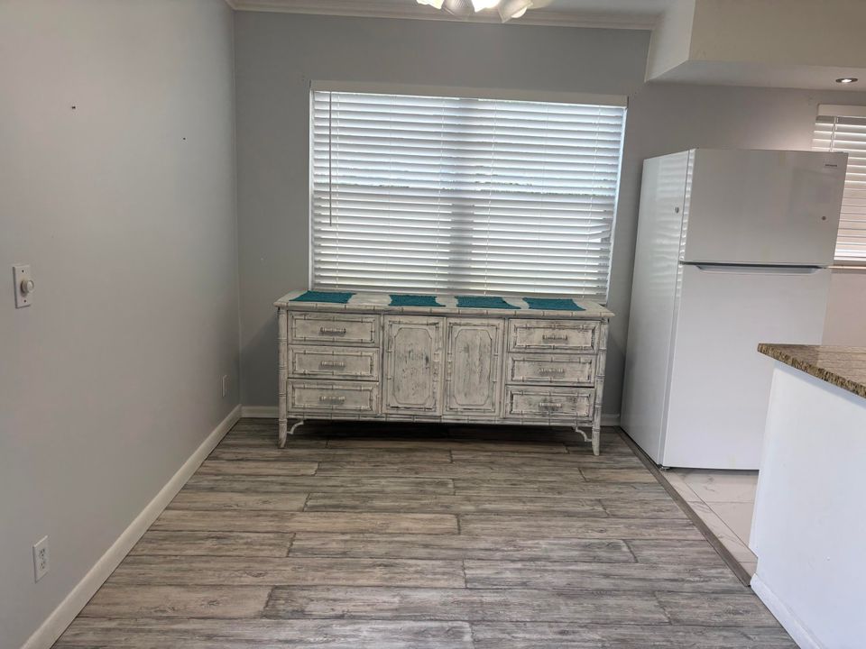 待售: $110,100 (2 贝兹, 1 浴室, 735 平方英尺)