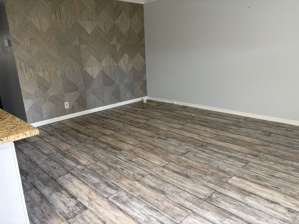 待售: $110,100 (2 贝兹, 1 浴室, 735 平方英尺)