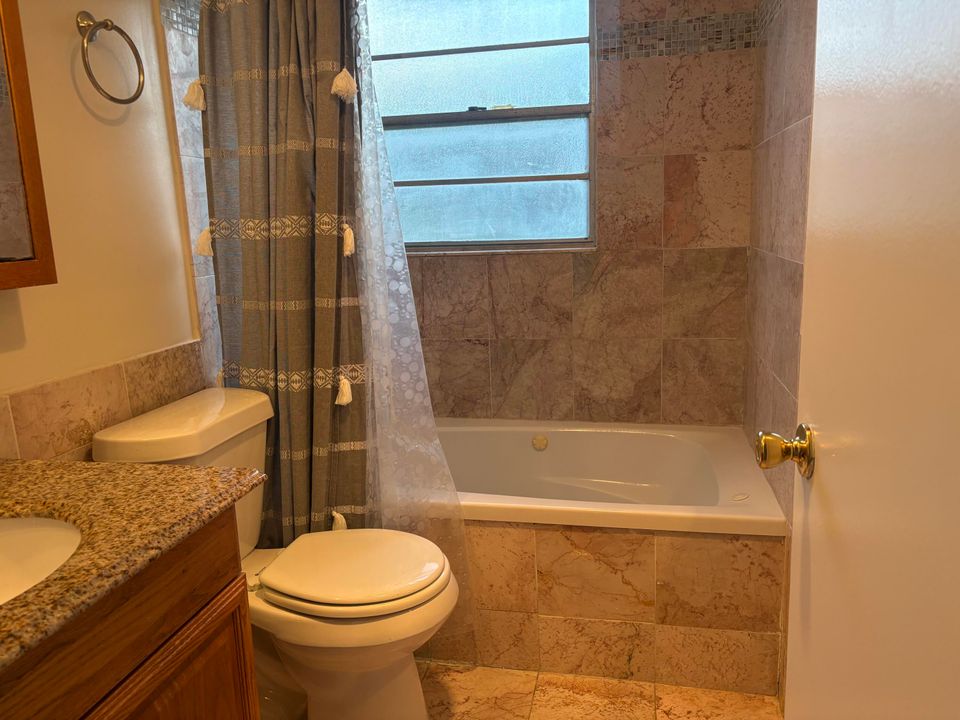 待售: $110,100 (2 贝兹, 1 浴室, 735 平方英尺)