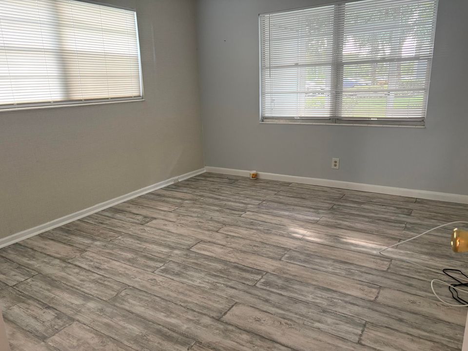 待售: $110,100 (2 贝兹, 1 浴室, 735 平方英尺)