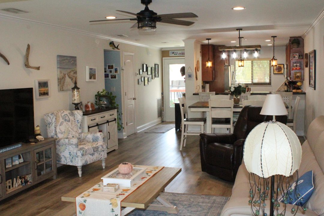 待售: $279,999 (2 贝兹, 2 浴室, 1072 平方英尺)