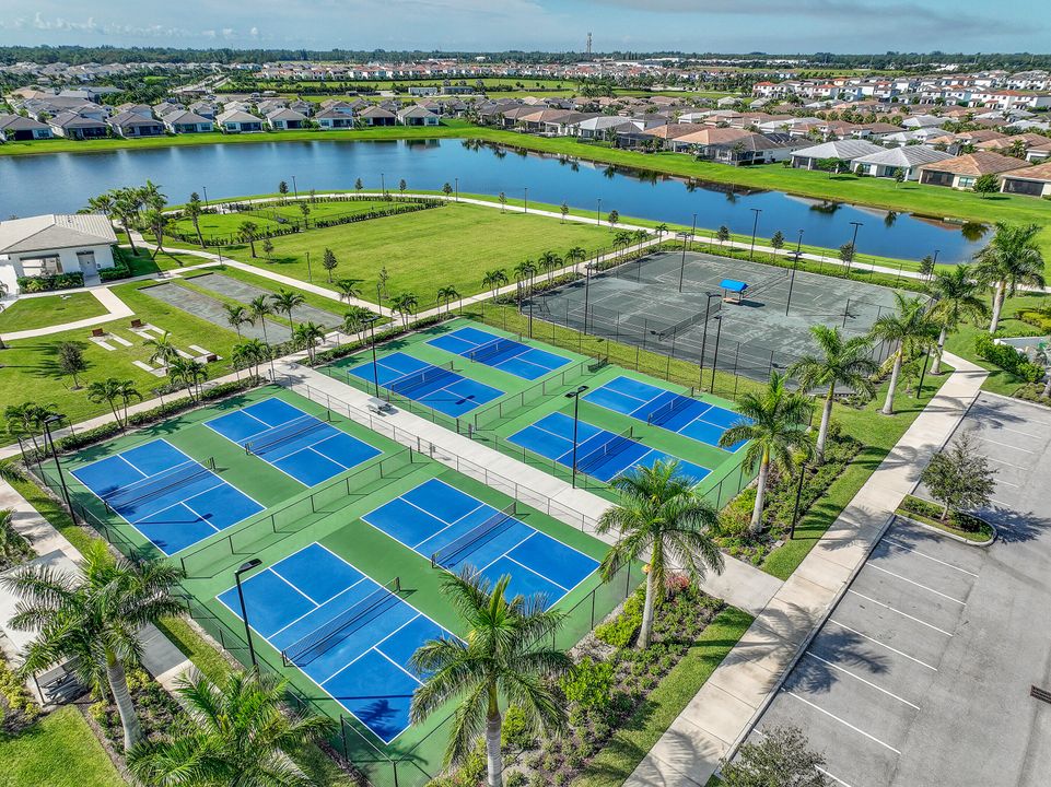 Activo con contrato: $829,900 (3 camas, 3 baños, 2766 Pies cuadrados)