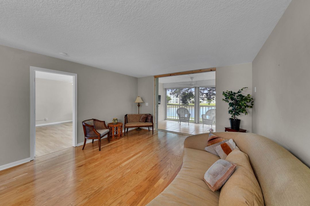 合同活跃: $1,800 (2 贝兹, 2 浴室, 1060 平方英尺)