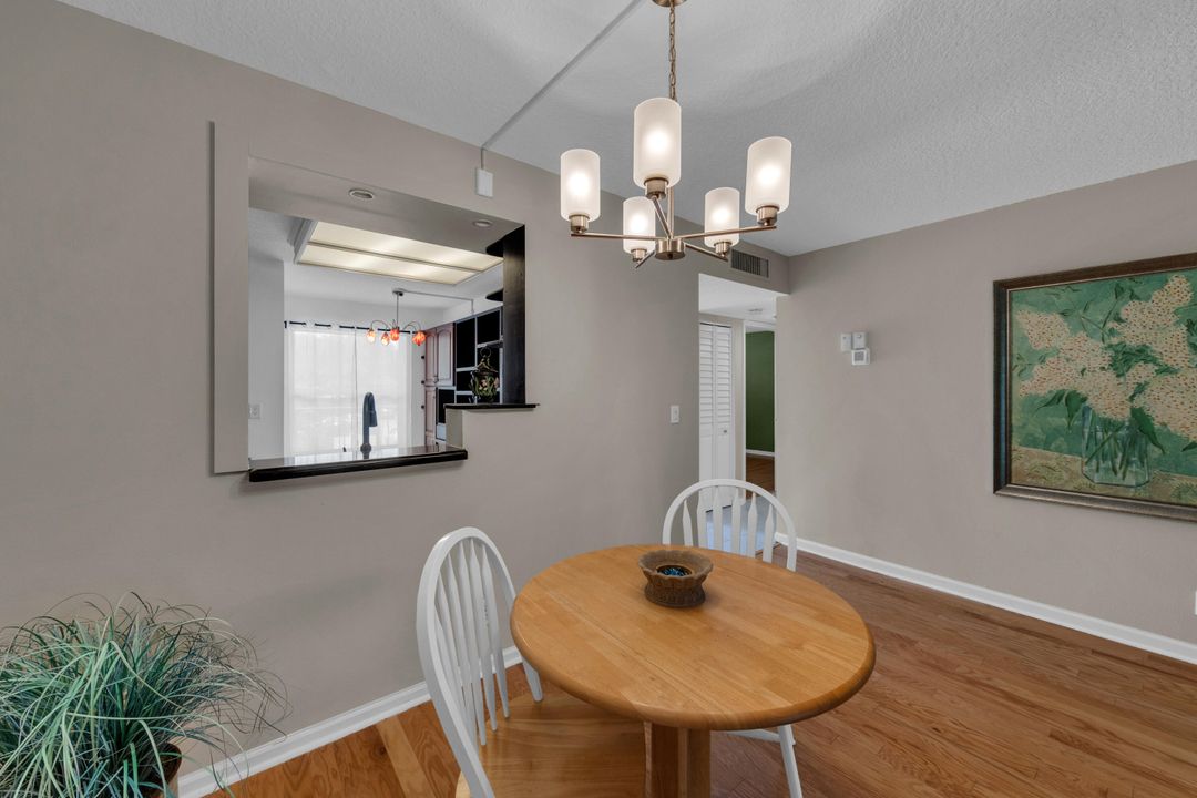 合同活跃: $1,800 (2 贝兹, 2 浴室, 1060 平方英尺)