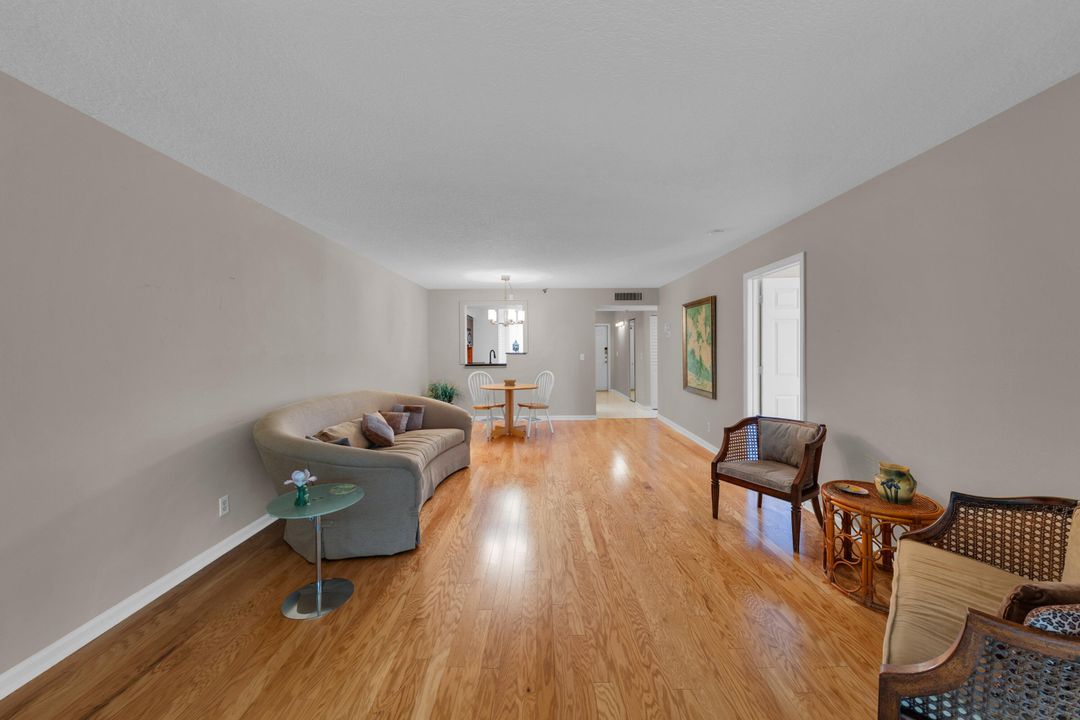 合同活跃: $1,800 (2 贝兹, 2 浴室, 1060 平方英尺)