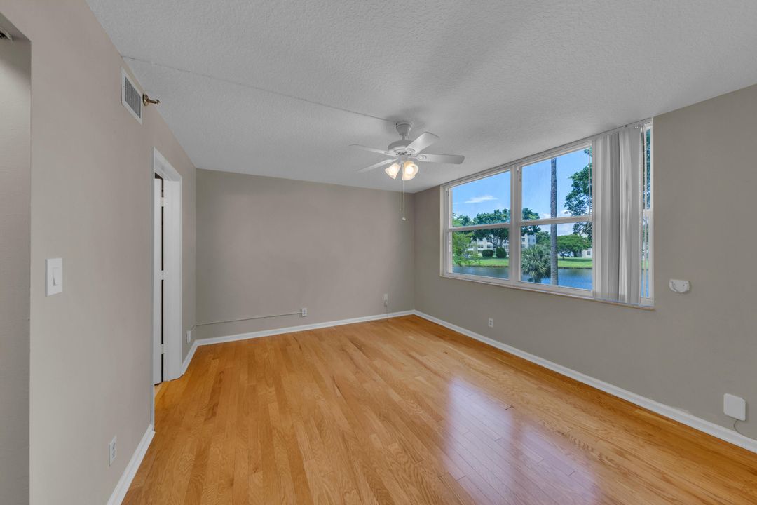 合同活跃: $1,800 (2 贝兹, 2 浴室, 1060 平方英尺)