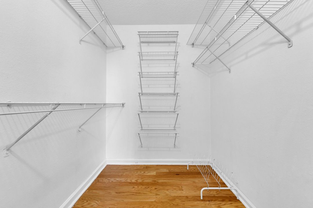 合同活跃: $1,800 (2 贝兹, 2 浴室, 1060 平方英尺)