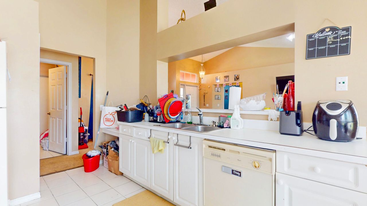 Active With Contract: $639,000 (6 beds, 4 baths, 3224 Square Feet)