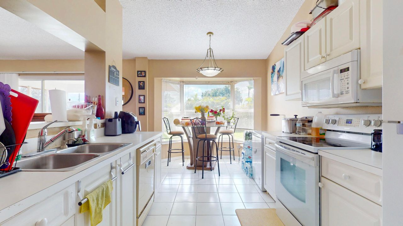 Active With Contract: $639,000 (6 beds, 4 baths, 3224 Square Feet)