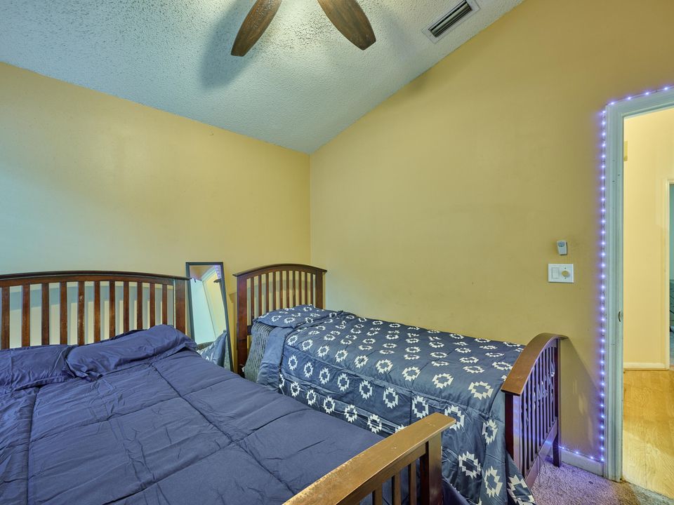 待售: $245,000 (3 贝兹, 2 浴室, 1250 平方英尺)