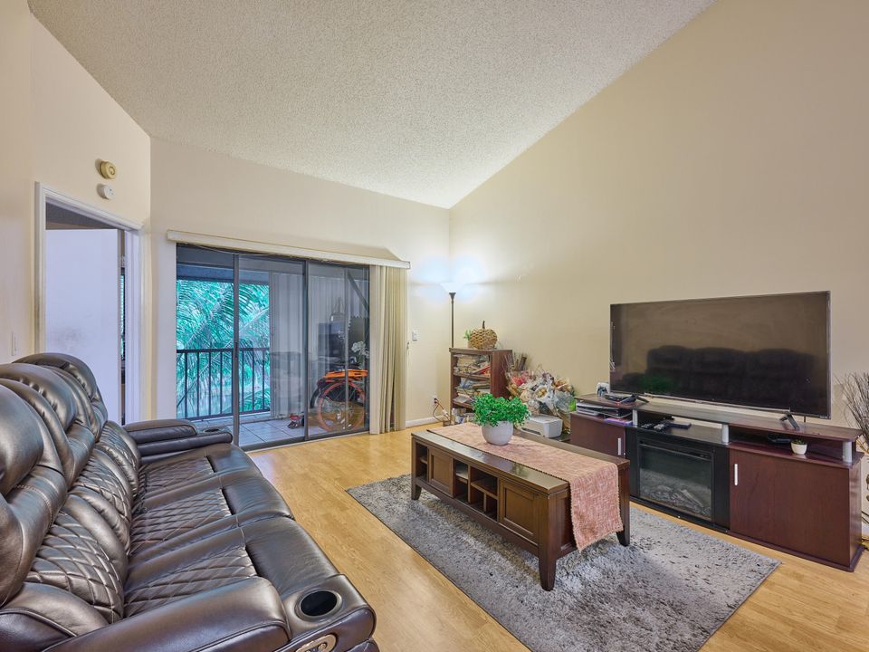 待售: $245,000 (3 贝兹, 2 浴室, 1250 平方英尺)