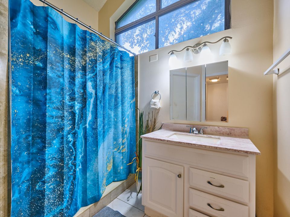 待售: $245,000 (3 贝兹, 2 浴室, 1250 平方英尺)