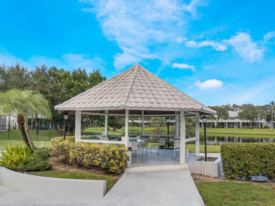 Activo con contrato: $299,000 (3 camas, 2 baños, 1617 Pies cuadrados)