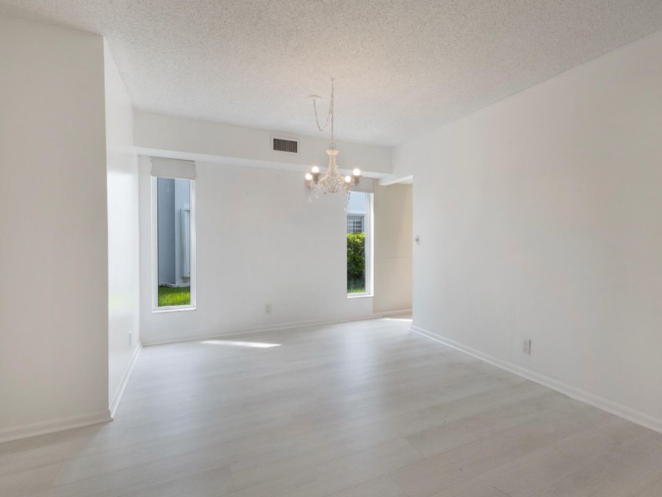 Activo con contrato: $299,000 (3 camas, 2 baños, 1617 Pies cuadrados)