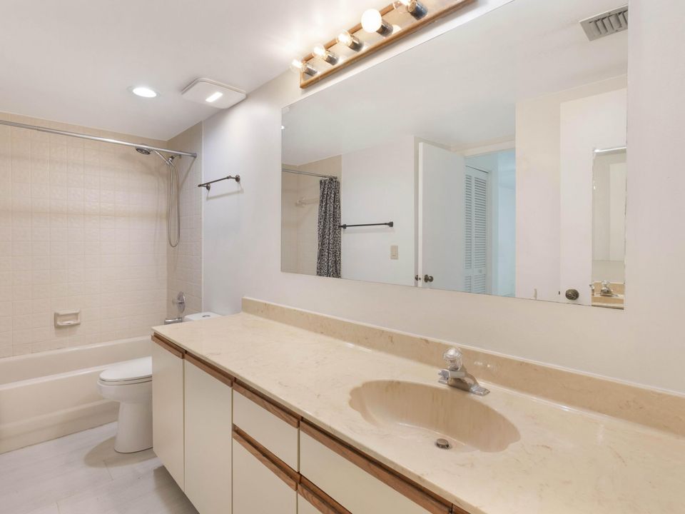 Activo con contrato: $299,000 (3 camas, 2 baños, 1617 Pies cuadrados)