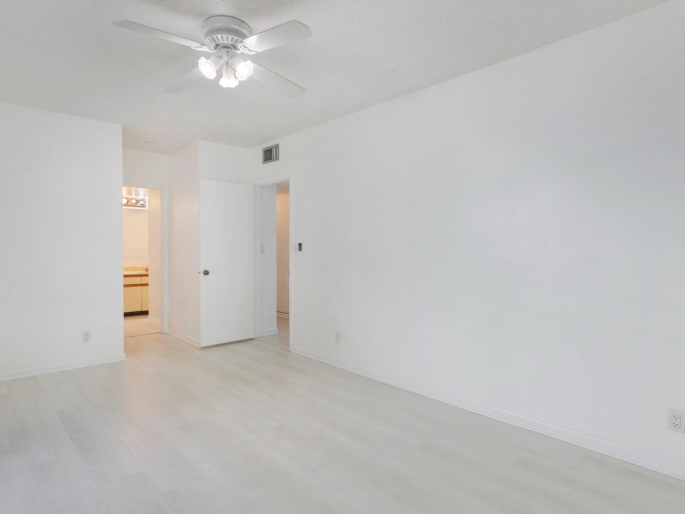 Activo con contrato: $299,000 (3 camas, 2 baños, 1617 Pies cuadrados)