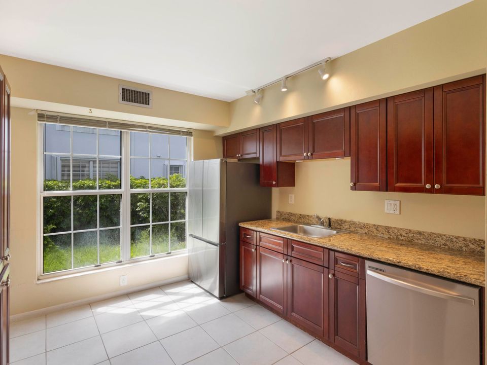 Activo con contrato: $299,000 (3 camas, 2 baños, 1617 Pies cuadrados)