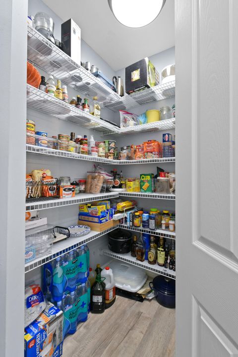 Под контрактом: $769,900 (3 спален, 3 ванн, 2750 Квадратных фут)