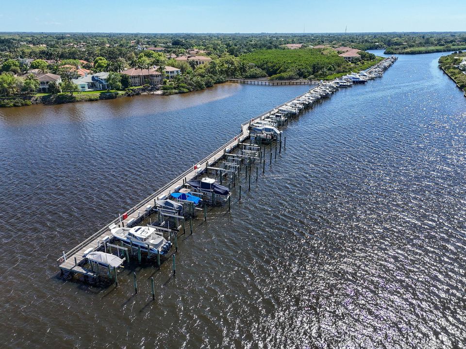 Под контрактом: $769,900 (3 спален, 3 ванн, 2750 Квадратных фут)